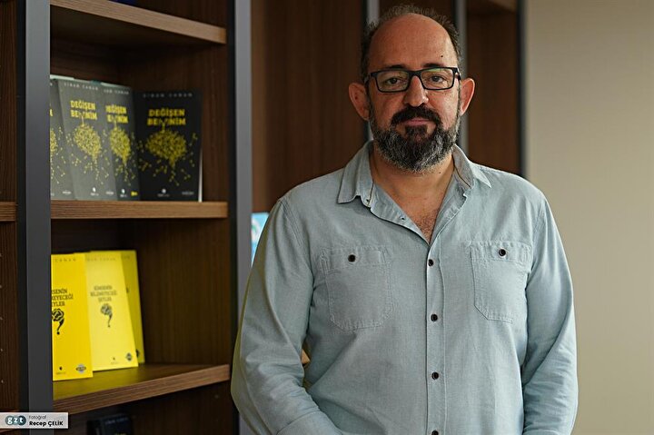 Tüm akademik kariyeri boyunca disiplinlerin sınırlarında yer alan araştırma konularıyla ilgilenmeyi tercih etti.