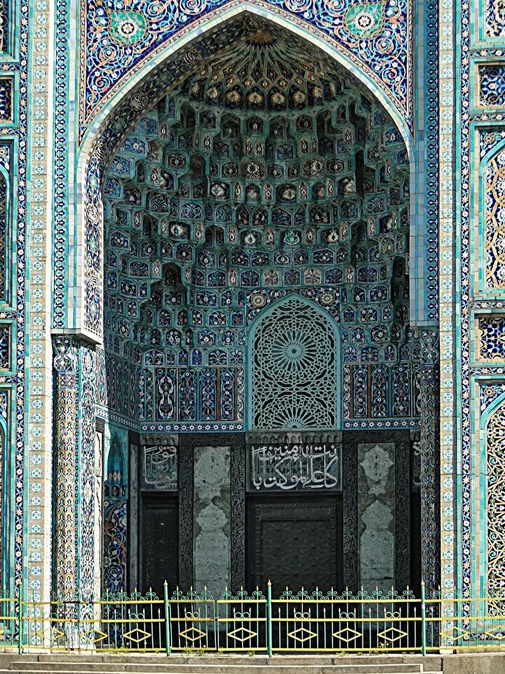 Petersburg Camii girişi