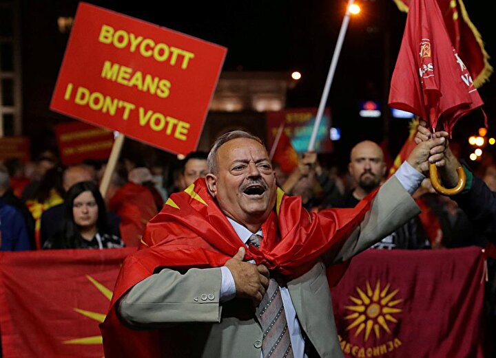 Makedonya içinde bir grup, konu gündemi meşgul ettiğinden beri isim değişikliğine karşı protestolar düzenlemekte.