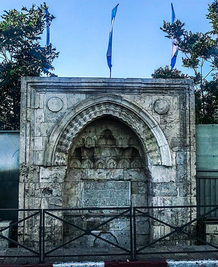 Kudüs eski şehri çevreleyen surların kapılarından biri olan El Halîl Kapısı’nın güneydoğu kısmında, El Halîl ve Beytullahim yolu üzerinde, sur dışında yer almaktadır.