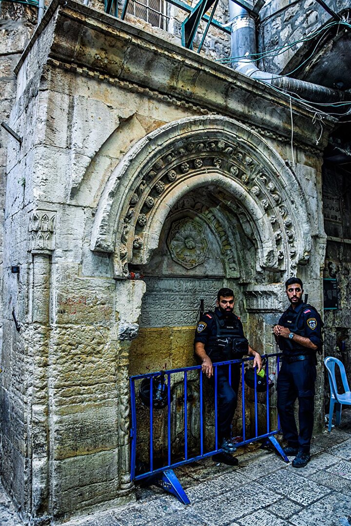 Mescid-i Aksâ’nın kapılarından biri olan Nâzır Kapısı’na giden Alâaddin Sokağı’nın girişinde, sokağın El Vâd Caddesi’yle kesiştiği köşededir.
