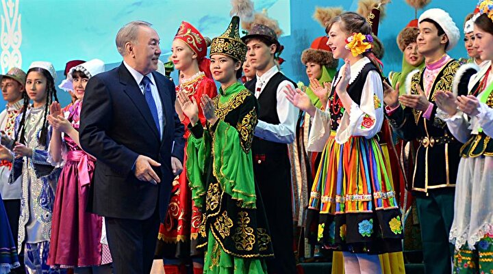 Cumhurbaşkanı Nursultan Nazarbayev ülkede farklı etnik kimlikleri bir araya getiren Kazakistan Halk Asamblesi programında iştirak ederken.