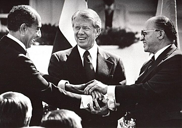 ABD Başkanı Jimmy Carter (ortada), Mısır Cumhurbaşkanı Enver Sedat (solda) ve İsrail Başbakanı Menachem Begin...