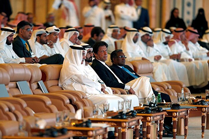 Riyad'da yapılan ''Çöldeki Davos'' toplantılarında bulunan İmran Han Suudi Arabistan ile petrol satışını da içeren bir anlaşmaya vardı.