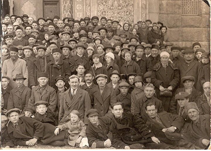 St. Petersburg Merkez Camii girişinde Tatar Müslümanlar. Yıl 1926