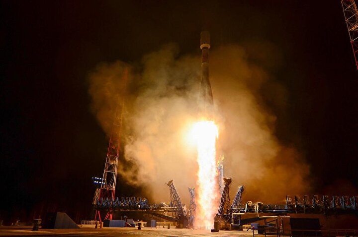 Askeri bir uzay aracı taşıyan Soyuz 2.1b roketi, Rusya'nın Arkhangelsk bölgesinde görünüyor.
