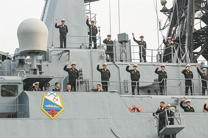 Rus Donanması yetkilileri, Pacific Fleet'in Çin'in Qingdao limanına bir ziyaret gerçekleştirdi.