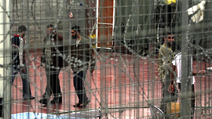 Yasanın yürürlüğe girmesi takdirinde İsrail devleti tarafından terör suçlarıyla ilişkilendirilen mahkumlar aileleriyle görüşemeyecek.