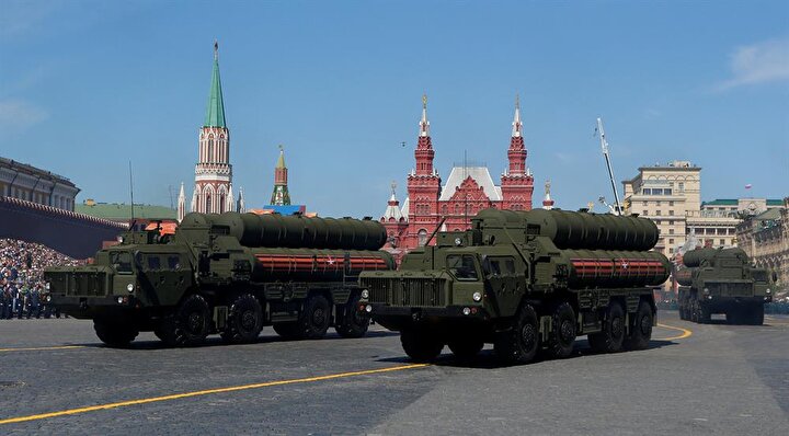 Rus askerleri, Kızıl Meydan'da düzenlenen törenlerde S-400 füze hava savunma sistemlerini kullanıyorlar. İkinci Dünya Savaşı'nda Nazi Almanyası'nın zaferinin 73. yıl dönümünü kutladı.