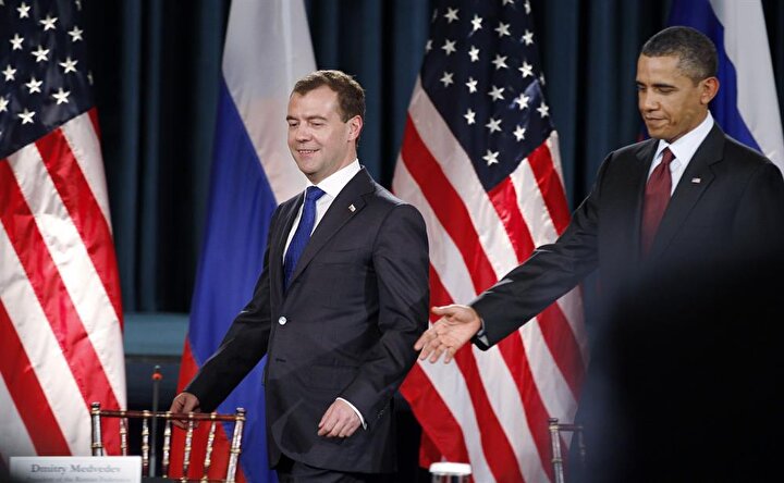 Rusya eski Devlet Başkanı Dmitri Anatolyeviç Medvedev ve ABD eski Başkanı Barack Obama 2010 yılında imzalanan Prag Antlaşmasında.