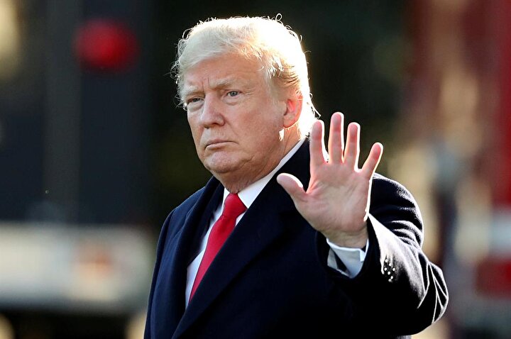 ABD Başkanı Donald Trump, Beyaz Saray'dan ayrılırken gazetecilere el salladı!