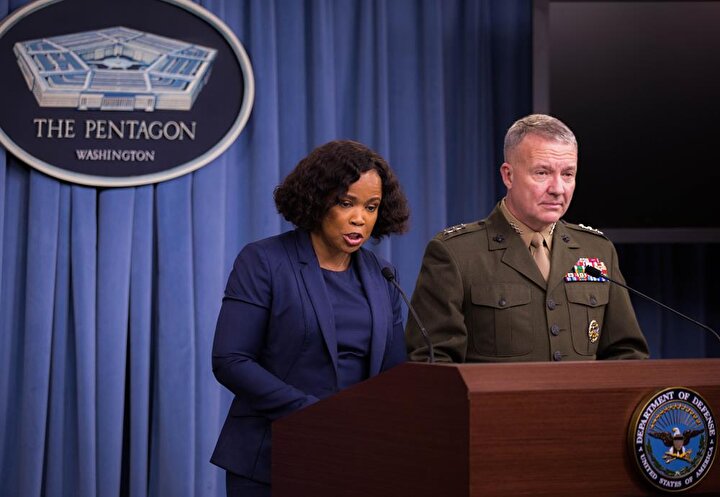 Pentagon Sözcüsü Dana White (Solda)
