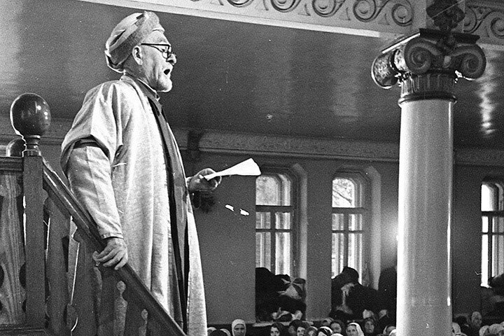 Moskova Merkez Camii imamı Kamarattin Salihov Ramazan bayramı hutbesi okurken. Yıl 1958