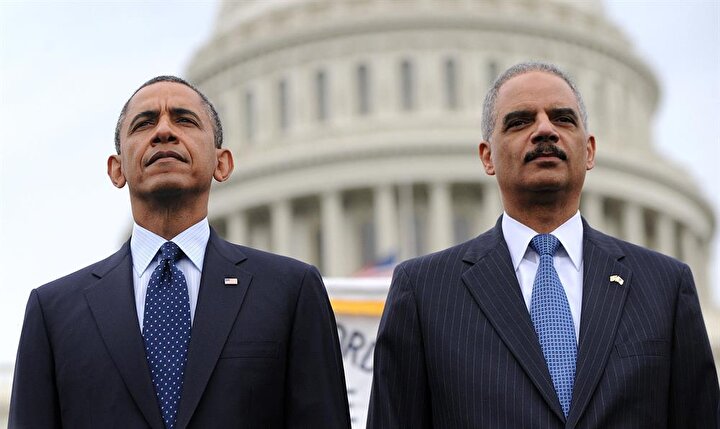 ABD'nin eski Adalet Bakanı Eric Holder, dönemin ABD Başkanı Obama ile Beyaz Saray önünde.