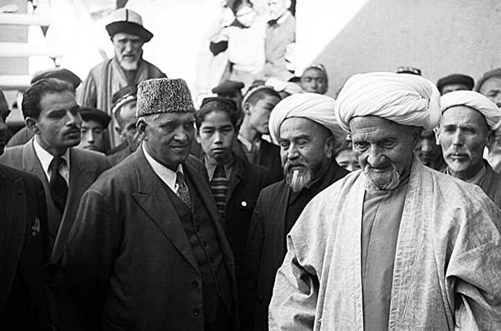 1943'de Sovyetler tarafından kurulan ''Orta Asya ve Kazakistan Müslümanları Dini İdaresi'' başkanı Nakşibendi şeyhi Eşon Babahan (sağda).