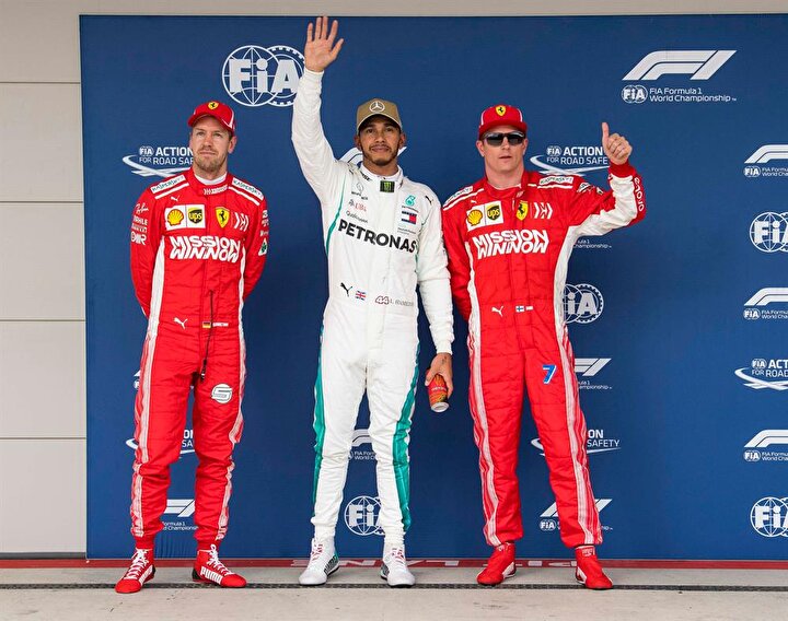 Lewis Hamilton, Vettel ve Raikkonen ile birlikte poz verirken.