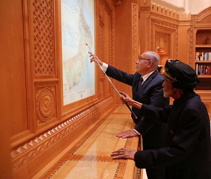Netanyahu ve Sultan, birlikte Umman haritasını incelerken...