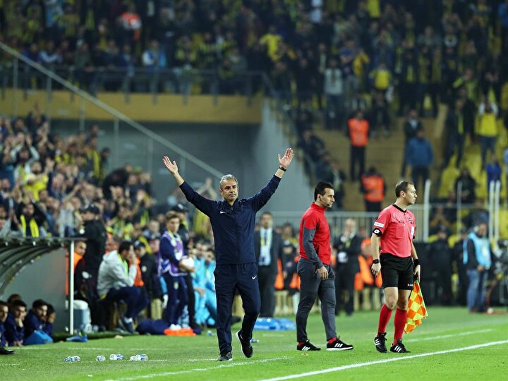 İsmail Kartal, Fenerbahçe taraftarlarını selamlıyor...