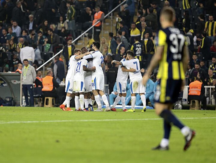 Ankaragücü'nün son golünden sonra Ülker Stadyumu'nda yaşanan sevinç ile hüzün bir arada böyle görüntülendi.
