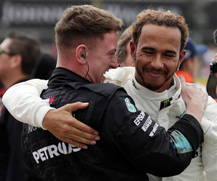 Lewis Hamilton, zaferini yarış mühendisiyle kutlarken.