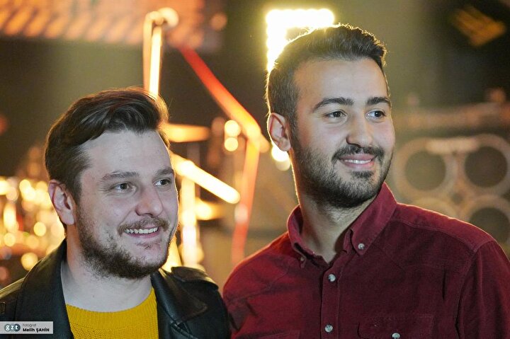 Batı müziği ile Karadeniz müziğini harmanlayarak kendi tarzını oluşturdu.