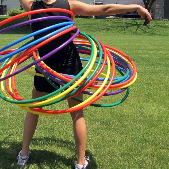 Aslında egzersiz aleti olarak satışa sunulan hula hooplar, en çok çocuklar arasında oyuncak olarak kullanıldı ve yayıldı.