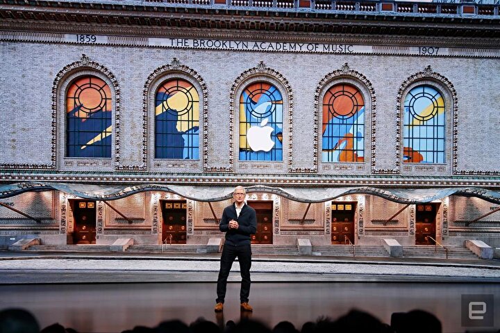 İlk olarak sahneye Tim Cook çıktı. Fotoğraf: Engadget.