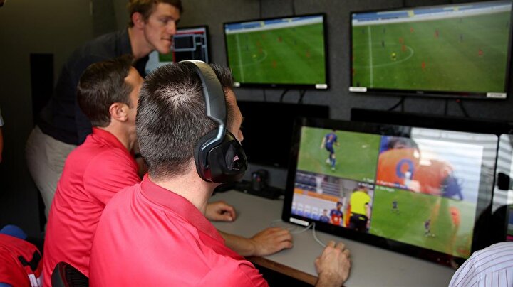 VAR hakemleri, sistemin test edildiği mücadelede kendilerine ayrılan bölümde maçı yakından takip ediyor.