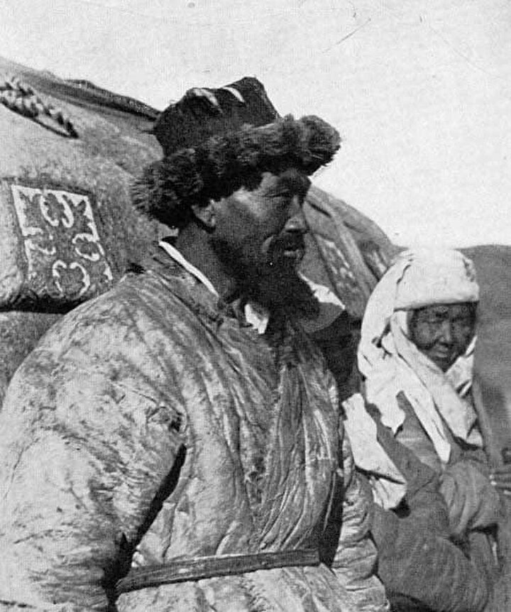 Godfrey Lias'ın 1956'da Londra'da yayınlanan ''Kazak Exodus'' kitabından: Doğu Türkistan Kazakları