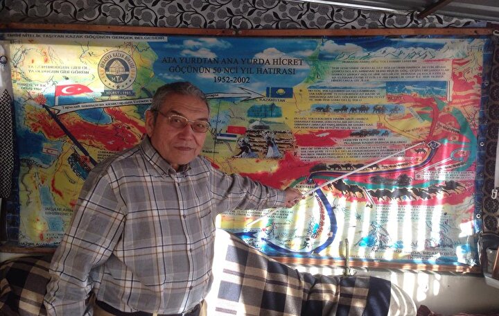 Büyük Kazak Göçü liderlerinden Hüseyin Teyci'nin oğlu Mansur Teyci, 8 yaşındayken göçü yaşayanlardan. Göç esnasında Himalayaları ve Tibet yaylalarını aşarken soğuktan korunmak için koyun postuna sarılıp sandıkta götürülmüş.