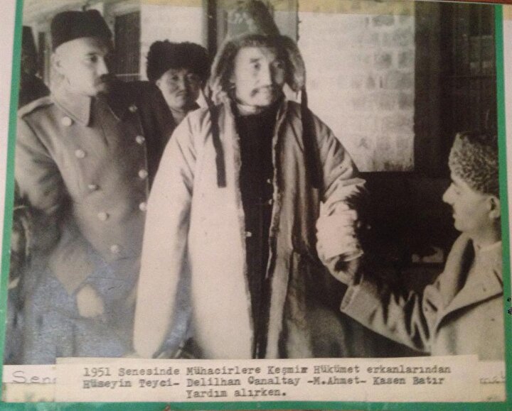 1951'de Kazak Mühacirlerden Hüseyin Teyci ve arkadaşları Keşmir hükumet yetkililerinden yardım alırken.