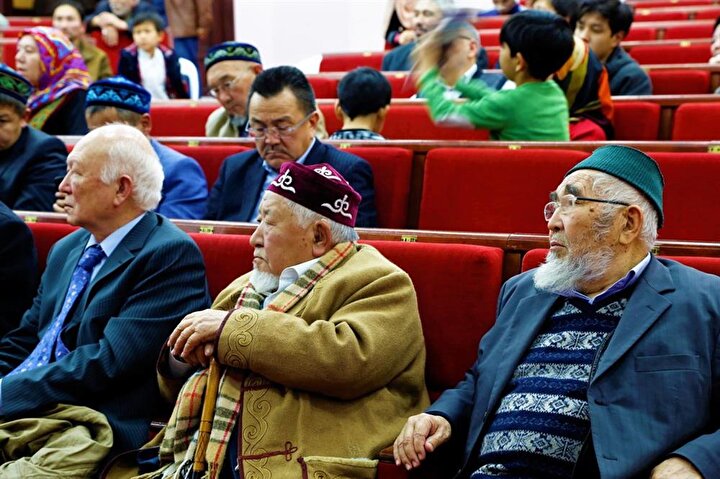 “65. Yılında Türkiye’ye Kazak Göçü” Anma Programına katılan göç mağduru yaşlı Kazaklar.