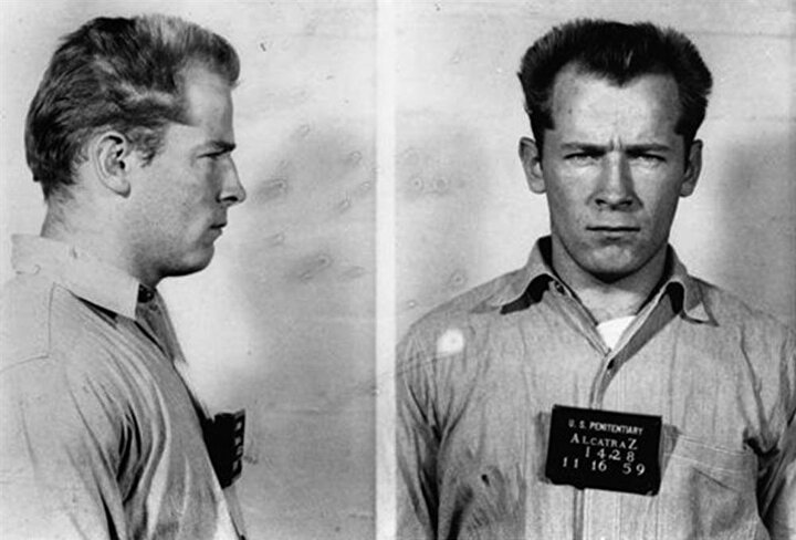 Bulger, 2011 yılında Santa Monica'da yakalanmadan önce 16 yıl boyunca gizli yaşamış ve ülkenin en çok aranan kaçaklarından biri haline gelmişti. Hayatı birçok filme konu olan James ‘Whitey’ 2014 yılında, Arizona'daki yüksek güvenlikli bir hapishaneden, kendisine danışmanlık yapan bir kadın psikologla olan ilişkisinden duyduğu endişeler nedeniyle başka bir hapishaneye transfer edilmişti.
