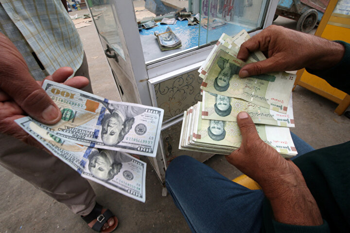 2015 yılındaki anlaşmayla İran yönetimi, yurt dışındaki yaklaşık 100 milyar dolar değerinde dondurulmuş varlıklarına erişim hakkı kazandı. Tahran, ayrıca ticaret için küresel finansal sistemi kullanabilme imkanı elde etti.