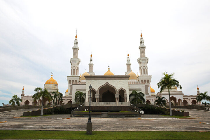 Mindanao'da Brueni Sultanı Hasanal Bolkiah adına inşa edilen bu caminin arsasını da bölge halkı bağışlamış.
