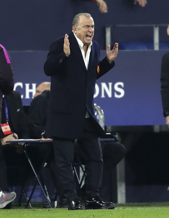 Galatasaray Teknik Direktörü Fatih Terim, öğrencilerine direktifler veriyor.