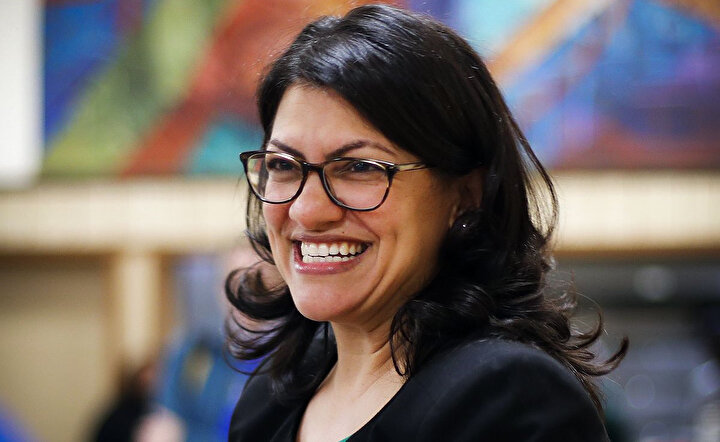 Demokrat Parti adayı olan Tlaib, cinsel istismar ile suçlanan rakibinin seçimden çekilmesiyle rahatlıkla Temsilciler meclisi sandalyesinde yerini aldı.