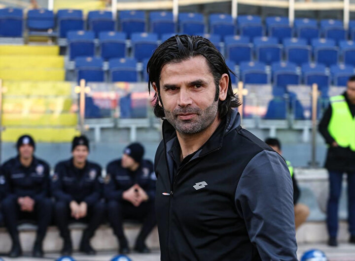 İbrahim Üzülmez, karşılaşma öncesi basın mensuplarına poz verirken.