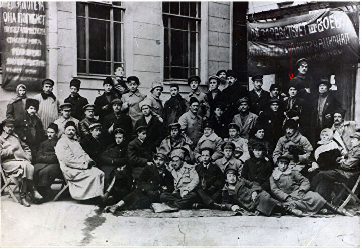 Doğu Halkları Komünist Örgütleri Kongresi'nin delegeleri... Kasım 1918; (Sultangaliyev, ayakta duranlar, 1. sıra, sağdan ikinci)