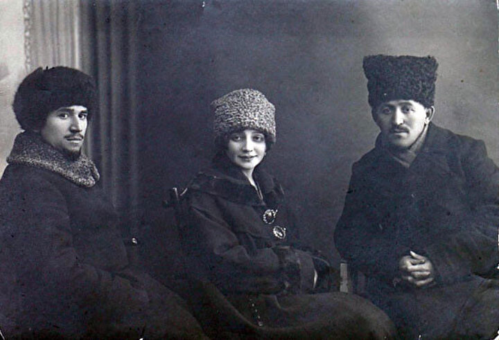 Mirsaid Sultangaliyev (solda), eşi Fatma Erzin ve İsmail Kerimcanov Firdevs