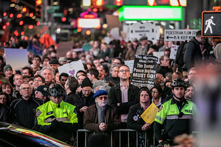 Times Meydanı'nda buluşan binlerce New York'lu 7. Cadde boyunca Union Meydanı'na yürüdü.