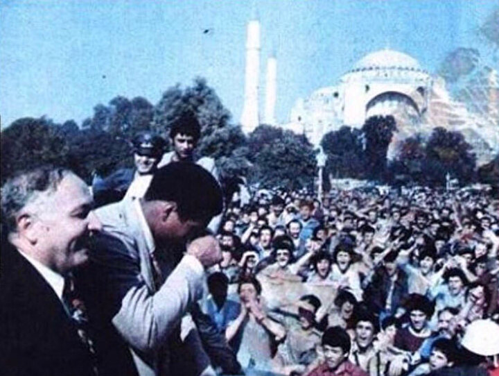 On binlerce kişi, Ali'yi görmek için Sultanahmet Meydanı'nı doldurdu.