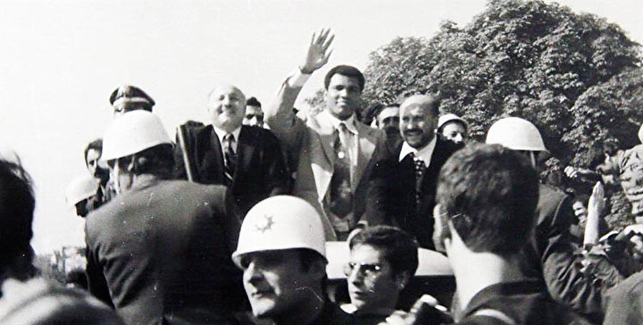Ali, kendisi için toplanan kalabalığı selamlarken...