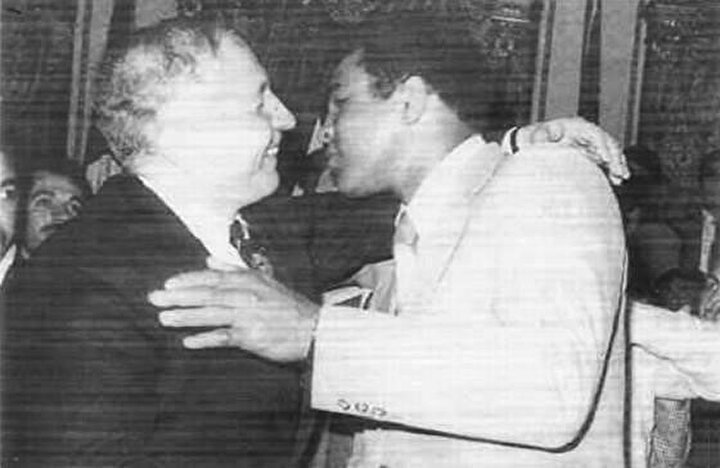 Ali, ''İlk kez bir beyaz liderle kucaklaştım'' dediği Necmettin Erbakan'la.