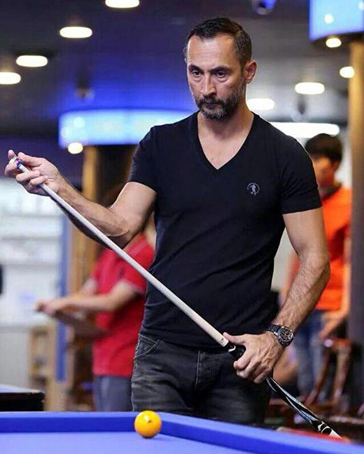 Semih Saygıner, vuruş öncesi ıstakasını tebeşir tozuyla temizliyor.