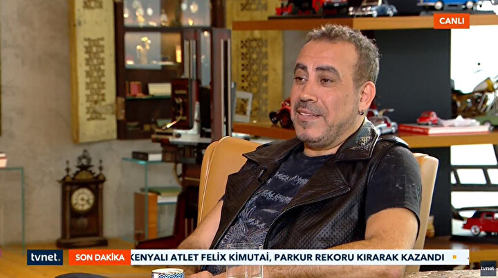 Programın başlangıcında Türk kahvesini gençlik yıllarında tüketmediğini söyleyen Levent, son yıllarda severek tüketmeye başladığını ifade etti.