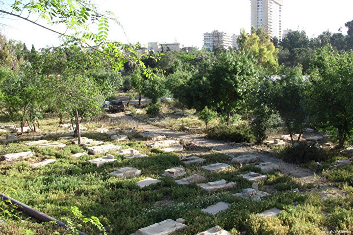 Günümüzde yalnızca 800 dolayında kabrin kaldığı Mamilla Mezarlığı...