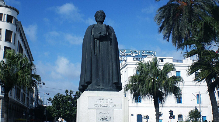 Tunus'un başkenti Tunis'teki İbn Haldun heykeli.