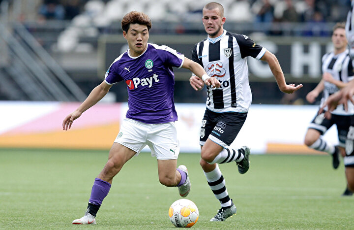Ritsu Doan atakyönüne göre sağ kanattan rakip kaleye doğru dribbling yapıyor.