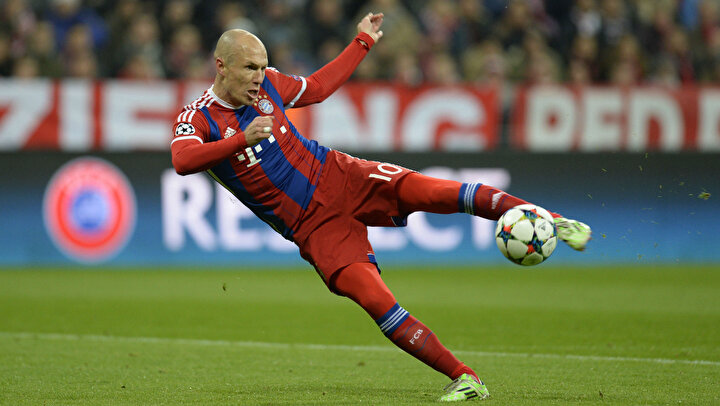 Arjen Robben yarım vole hazırlığında...